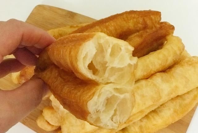  做出|1个鸡蛋，1碗水，在家快速做出蓬松大油条，学会的都说方法实用