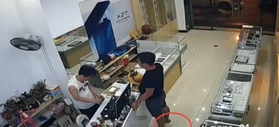 手机|男子疑似闹肚子，没忍住喷在店铺里一地“翔”,假装玩手机后撒腿就跑