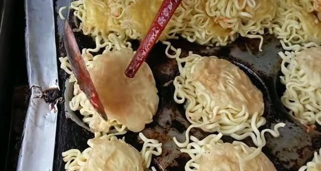 把方便面|大婶在路边摆摊卖这小吃,路人见了只摇头,试尝后连锅都买走了!