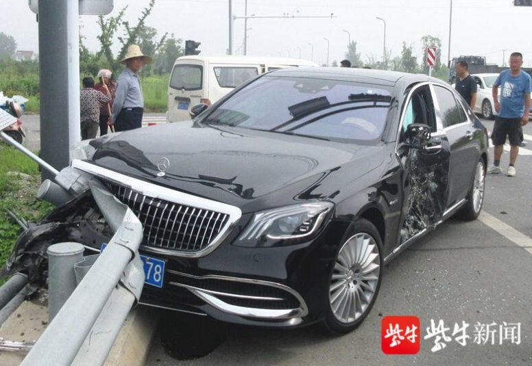  流泪|脱保面包车撞上昂贵“迈巴赫”，司机先流血再流泪