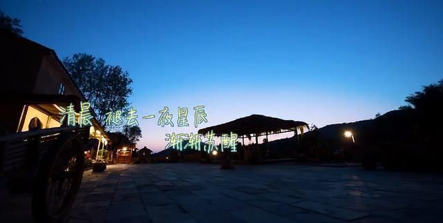  大腕儿|就是喜欢农村生活？央视大腕儿退出主持界，砖房门前吃面条