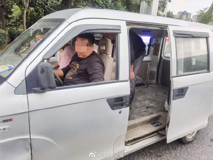 隐患|面包车拆座变身 民警查消隐患