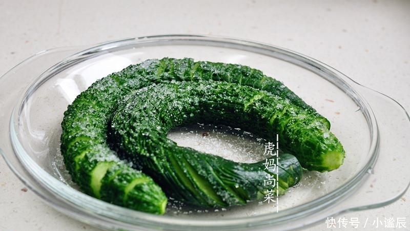 入味|2种方法切蓑衣黄瓜,柔软似水蛇腰,怎么扭都不会断,清脆入味快