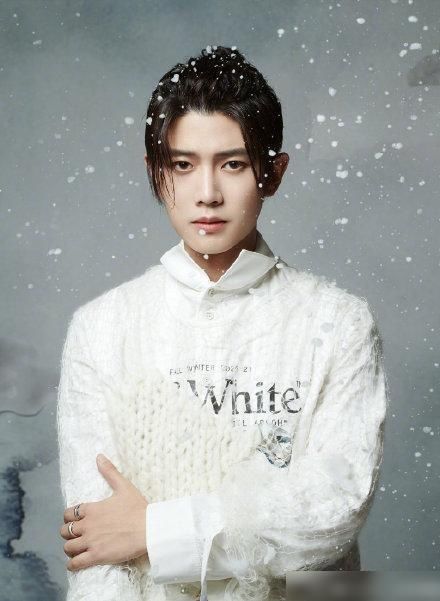  月刊|任嘉伦《VogueMe》八月刊墨意书法大片，少年坚韧不拔恣意江湖