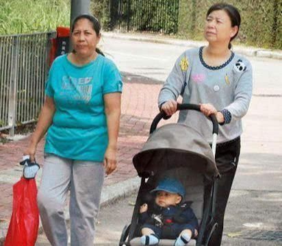  气质|郭晶晶妈妈平日“深藏不露”，穿上礼服秒变贵妇范，贵气盖过女儿