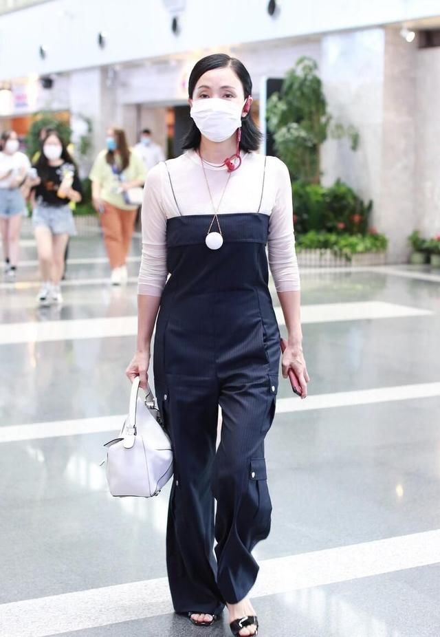 搭配|陶虹也太会穿衣了,将连体裤搭"皮肤衣",腿长直逼一米八