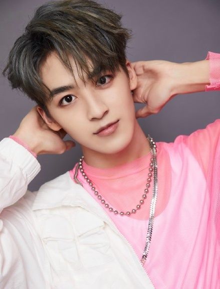  一旁|何洛洛直播翻车！自曝使用盗版软件沾沾自喜，一旁刘谦赶忙圆场