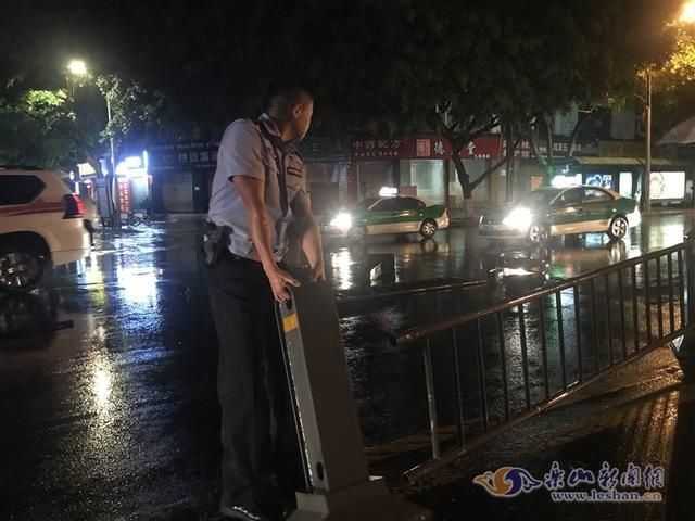  市场|雨夜长江市场外发生一起交通事故 肇事车主逃离