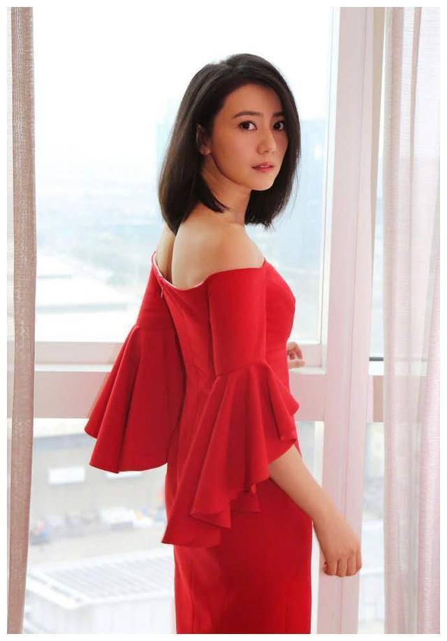  大妈|高圆圆现身商场代言, 穿素色衣服似大妈, 皱纹横生太真实!