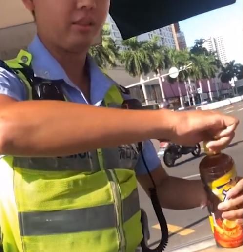  交警|大白天小姑娘和交警叔叔玩“套路”交警蒙了 网友：这样的套路可以多点