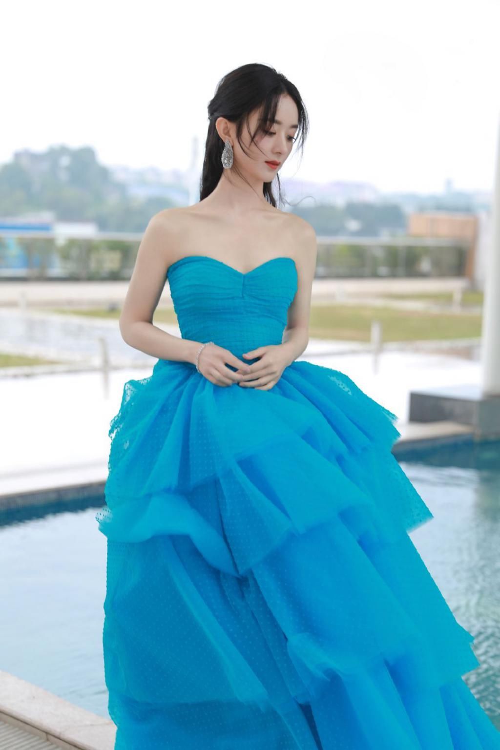 礼服|赵丽颖生图上热搜，六张“泳池”边精修照出来后，网友评论亮了