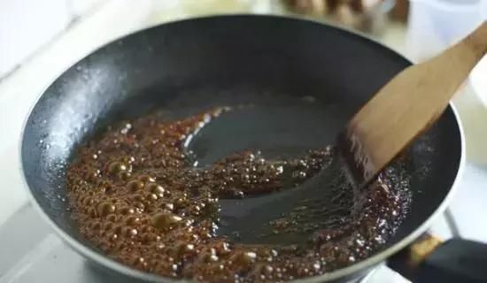 糖色的时|红烧肉炒糖色,这个比例最关键!没掌握好,难怪又苦又焦还发黑