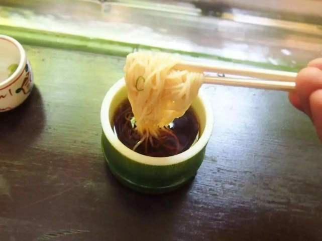 吃法|日本奇葩的“流水素面”,顾客吃完纷纷吐槽,网友吃法有点恶心