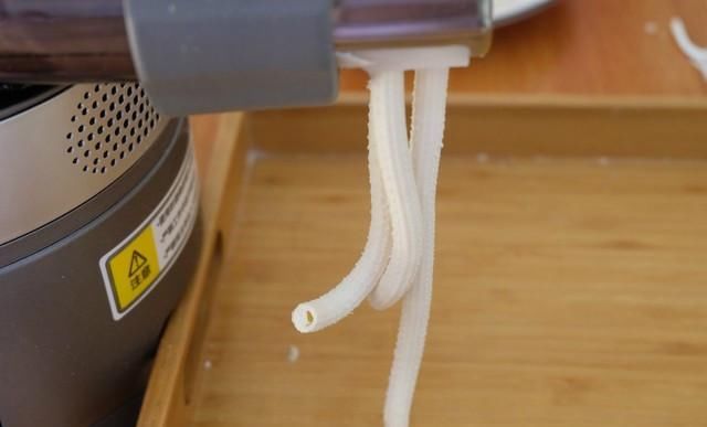  面条机|给女儿做的空心面，配上牛排蔬菜更好吃，圈友：这手艺可以开店了