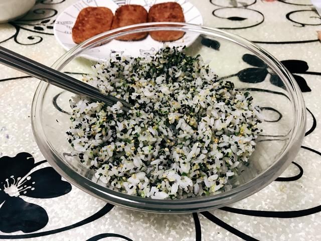  饭团|高颜值又美味的午餐肉海苔香松手握饭团，挑食的宝宝都爱不释手