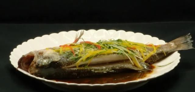 才能|清蒸鱼怎么做才能鲜嫩无腥味?不抹盐、不揭盖、不用碟子蒸!