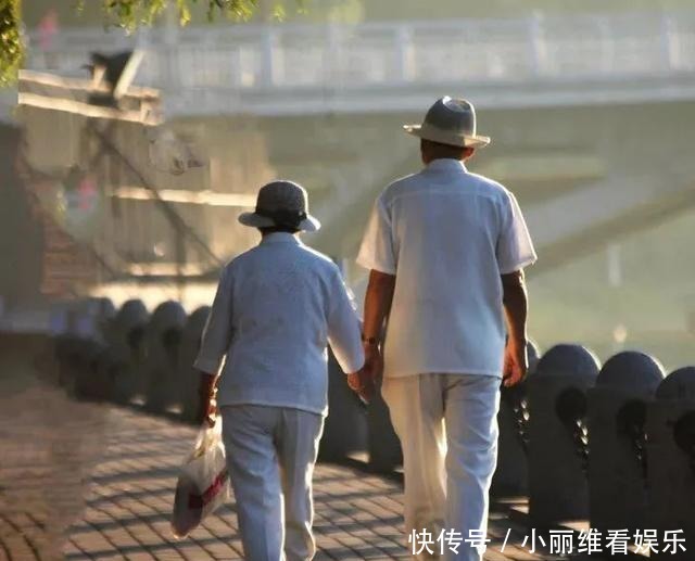 忙前忙后|拿养孩子的钱来养老，我国首批丁克已经60岁，他们现状如何？
