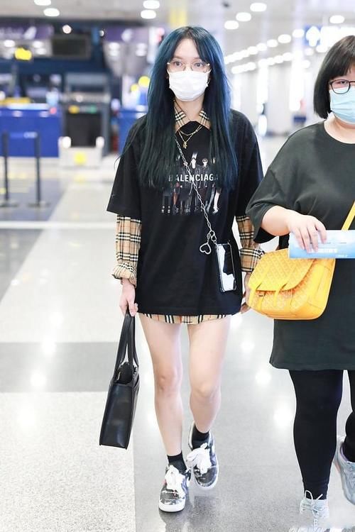 辣妈|佟丽娅真瘦,T恤叠穿背带裤蛮腰一点都不鼓囊,这身材辣妈圈拔尖