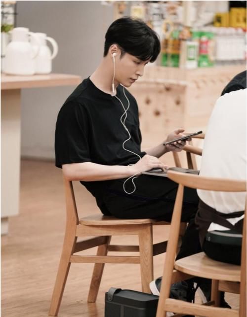  粉丝|张艺兴现身《忘不了餐厅2》：与朴爷爷打招呼，令EXO粉落泪