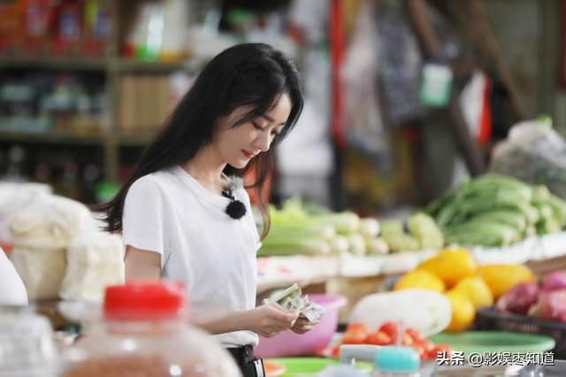  吃饭|《中餐厅》赵丽颖吃饭翻菜，甩脸离席引热议，粉丝质疑遭恶意剪辑