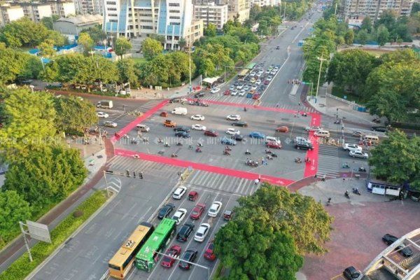 通道|醒目!柳州多个路口惊现红通道,给谁用…