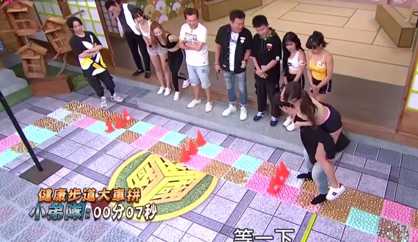  女明星|女明星上综艺比试掰脚趾，为了赢出杀手锏，主持人笑而不语！