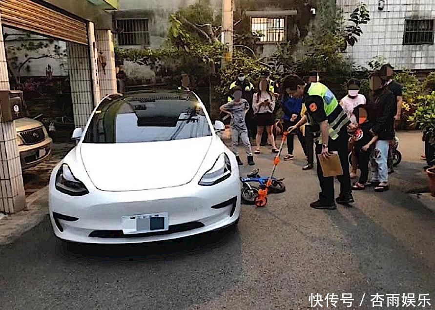  深呼吸|萌娃撞上特斯拉，交警拿出酒精检测仪跟我一起深呼吸