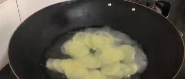 薯片|孩子学习累了,妈妈给炸了薯片,她们吃得很开心