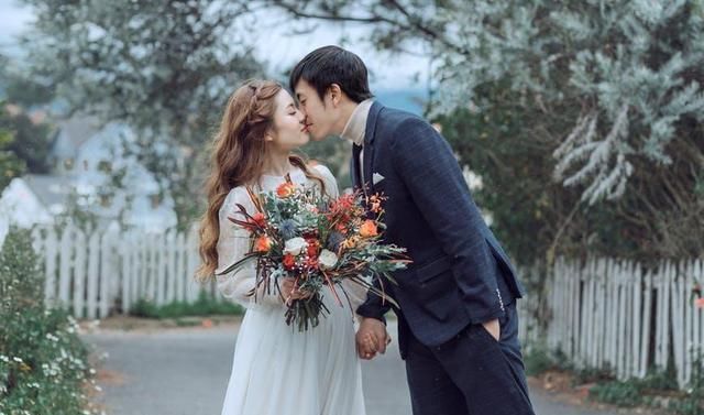 欺负|婚礼当天，伴娘遭遇婚闹被欺负，新娘：大喜的日子，你就不能忍忍