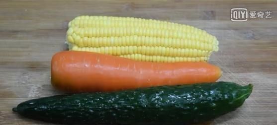 小琳美味|玉米加黄瓜和胡萝卜这样做,真的很好吃,大人孩子都喜欢