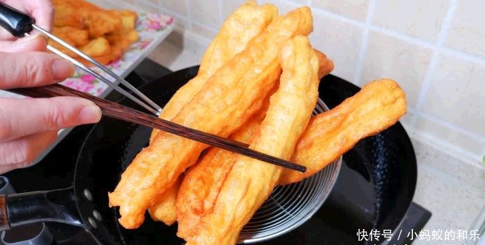 朋友|炸油条时,有人加鸡蛋,有人加泡打粉,其实都不对,教你正确做法