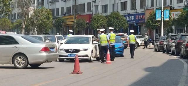 严查|【创文进行时】婺源公安交警严查各类违法行为