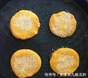 甜糯|快手简易南瓜饼，酥软甜糯，香味醇厚，分分钟搞定的一道早餐