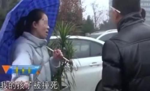  砸车|女子逆行孩子差点被撞，事后用雨伞砸车，司机：原谅她了
