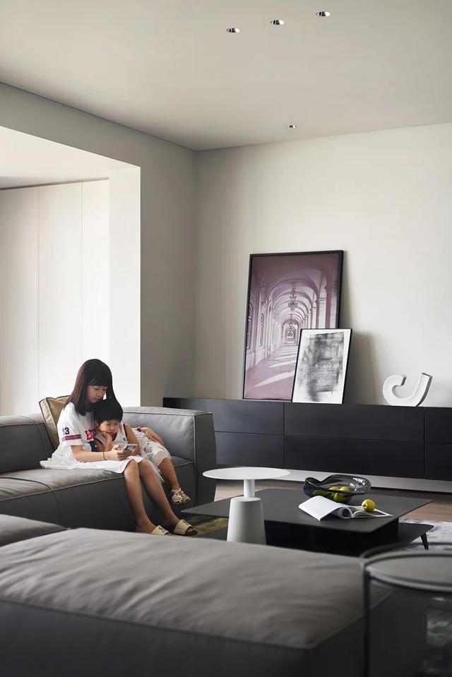  成都|成都 240 m2 极简大平层，兼顾自由与温暖的家