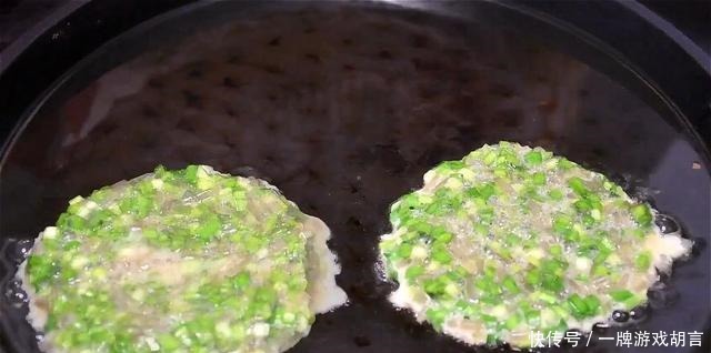 外酥|韭菜盒子新做法,不加面粉不加水,大锅煎一煎,外酥里软,太香了