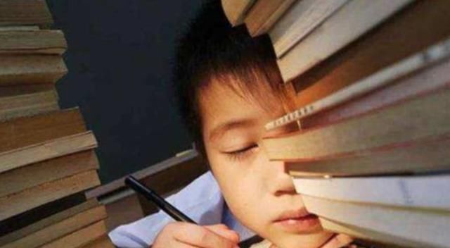 贪玩|1小时连3字都写不好的孩子，不只是贪玩心重，多半是教育的问题