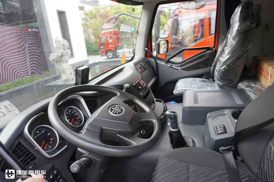  推出|解放J6P推出一款砂石料运输牵引车，配置怎么样？实拍带你看看