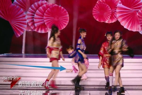  情商|《浪姐》：同样舞台事故，金莎2次掉扇子毁所有，宁静掉道具完美救场显情商