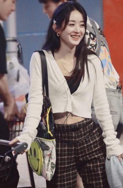 故意|赵丽颖把包"打码",以为故意引争议,看清图案:才懂欠她一句谢谢