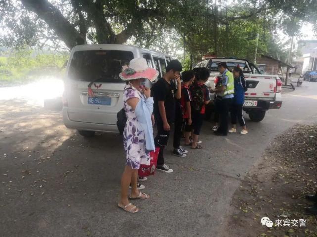  罗秀|罗秀一面包车超载被查，乘客全部是学生