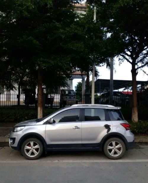  掉落在|拉石子的大货车注意，请把石子罩好，不要让石子掉落在路上