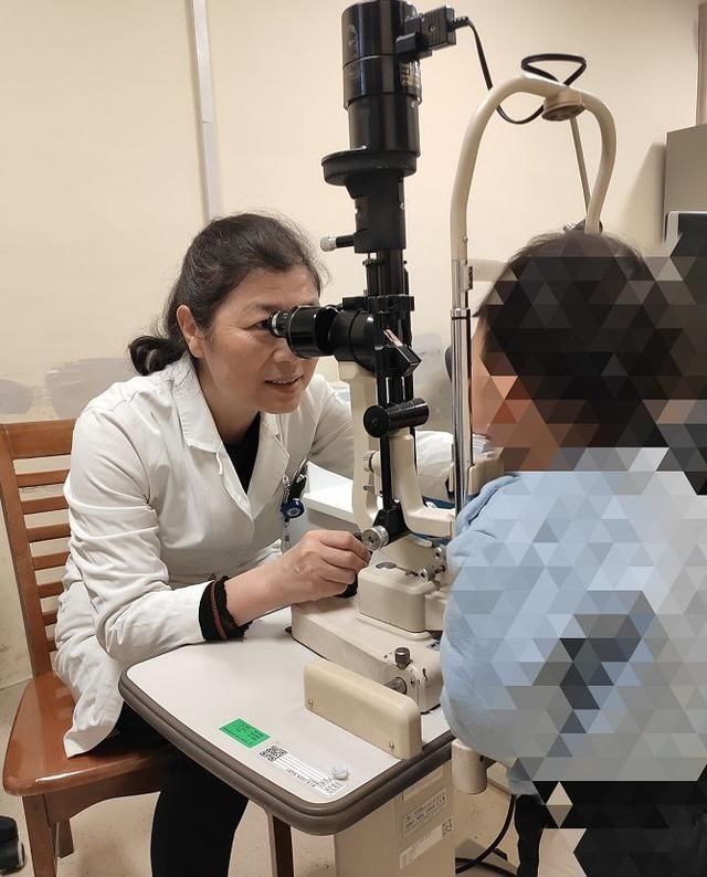 大喊|大伯捡回一支笔给7岁外孙玩,孩子突然大喊:我看不见了!医生叹惜:这辈子都恢复不了