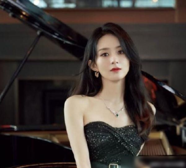  现身|赵丽颖被批没素质，吃饭翻菜曝光，被批后首现身，情绪低落状态差