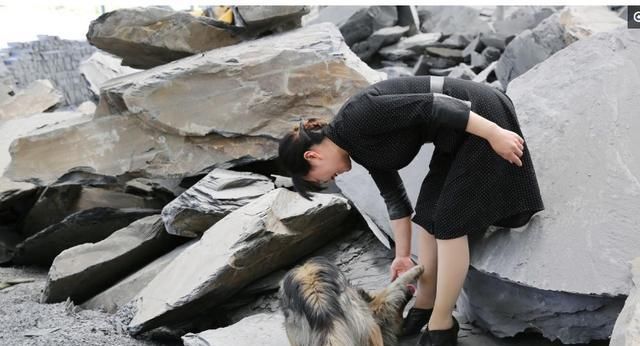 图片来自|丈夫打牌输光千万家产，她携俩女儿净身出户，把石头生意做到国外