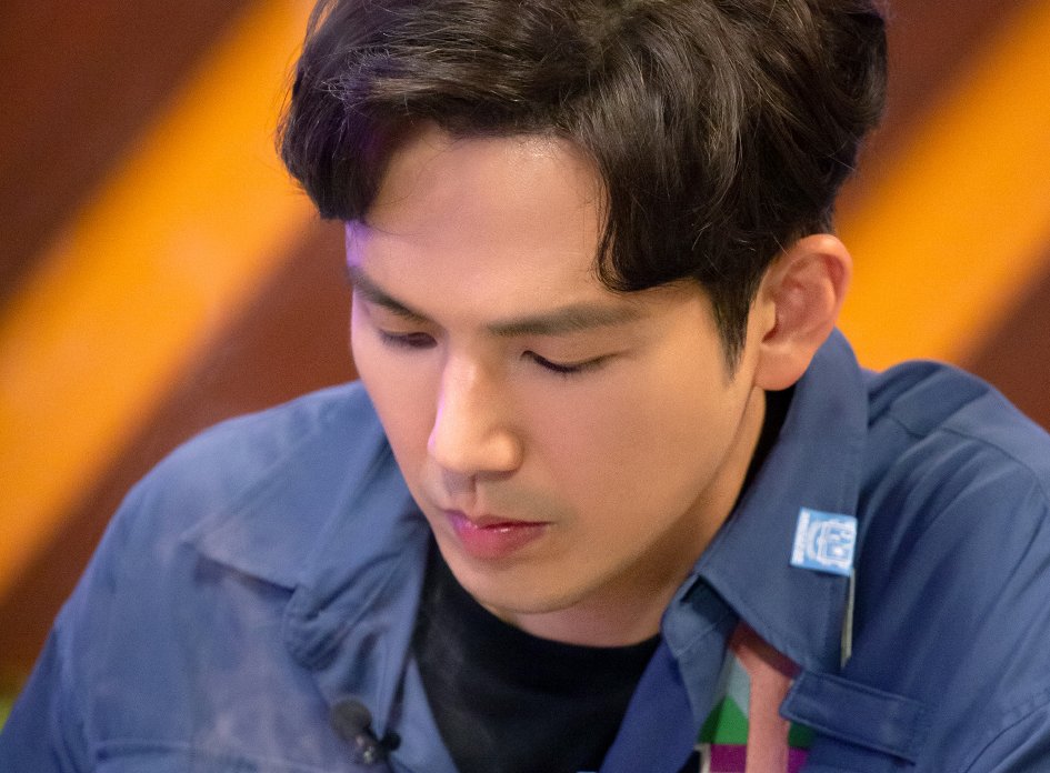  王一博|王嘉尔初学嗑瓜子，王一博露牙演示，两个铁憨憨要多笑几遍