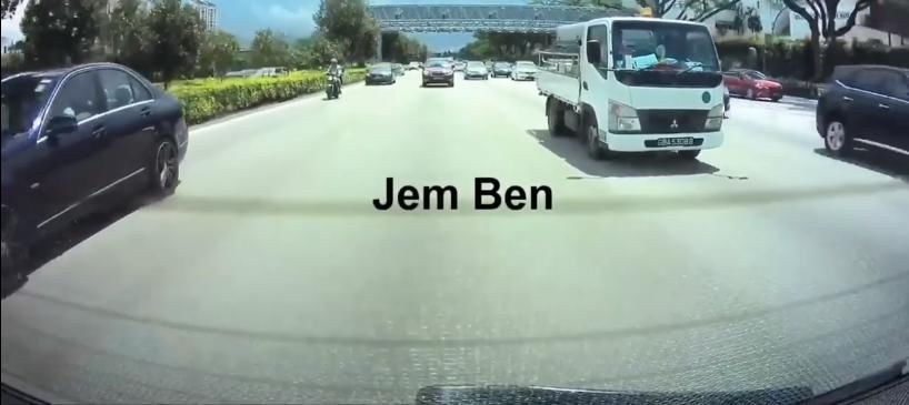  悲剧|紧贴前车后面狂飙！奔驰车把救护车当“开路车”，30秒后悲剧了！