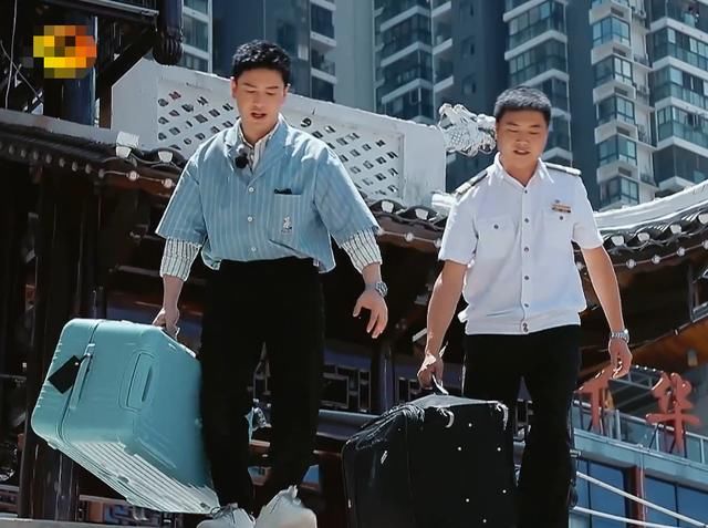  暴汗|《中餐厅》黄晓明搬18个箱子，暴汗脱妆引热议，妆前妆后判若两人