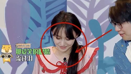  节目|郑爽节目中玩游戏，看到她下意识的动作，有没有剧本很明显