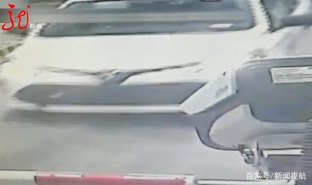  黑龙江省公|亏不亏？因兜里钱不够，无牌车高速闯杆逃费！结果，罚款又拘留！